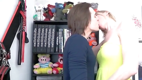 Shemale milf is on the floor and she is fucking a guy 3d