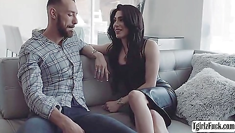 Hotie with sexy body and sce spreads her legs